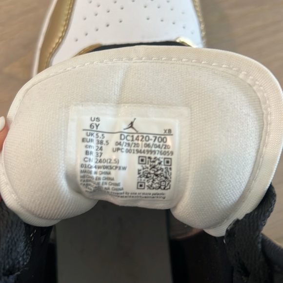 Nike Air Jordan 1 Mid - Picture 4 of 4